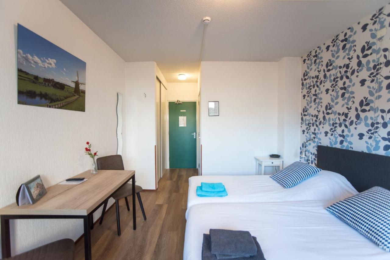 Tweepersoonskamer met 2 Aparte Bedden en een Terras